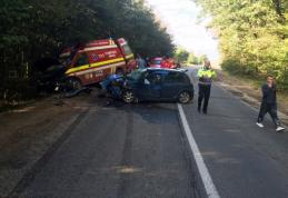 Accident grav. Ambulanţă SMURD lovită de o maşină cu patru oameni în ea. Un dorohoian a acordat primul ajutor