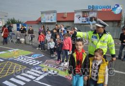 Zeci de copii din Dorohoi au participat la campania „Verde la educație pentru circulație” desfășurată de LIDL - FOTO
