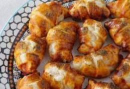 Mini croissante pizza cu șuncă și cașcaval
