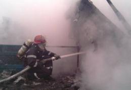 Casă distrustă, parţial, într-un incendiu provocat intenționat