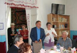 Vârstnicii s-au sărbătorit la ei acasă, dar cu prefectul Dan Nechifor - FOTO