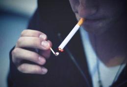 Trei elevi depistați în timp ce fumau în curtea unui liceu sancționați de jandarmi