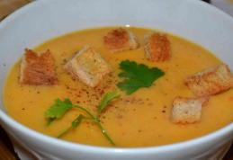 Supă cremă de morcovi și cartofi cu crutoane