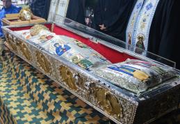 Românii habar nu au ce blestem imens poartă veșmintele Sfintei Parascheva