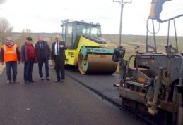 Lucrări de asfaltare pe un tronson din infrastructura rutieră județeană - FOTO