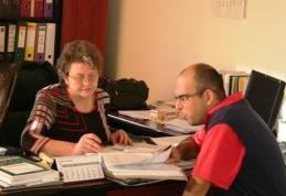 Funcționarii publici ar putea munci până la pensie fără a putea fi concediați de patroni sau de stat