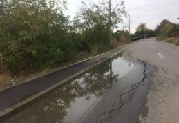 Primim la redacție – Stradă din Dorohoi recent asfaltată unde asfaltul a luat-o cu totul la vale - FOTO