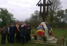 Ziua Armatei celebrată la Broscăuți cu flori și coroane la Monumentul Eroilor - FOTO