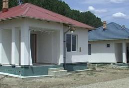 Lucările de reconstrucţie la peste 40 de case distruse de inundaţii nu au început nici până la această dată