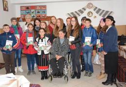 IHTIS: Poeta ANA–MARIA GÎBU în mijlocul elevilor din Dumeni și Vorniceni – FOTO