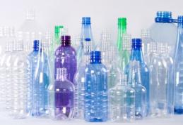 La ce riscuri te expui când refoloseşti sticlele de plastic