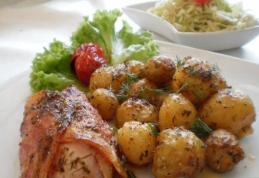 Piept de pui umplut și garnitură de cartofi noi