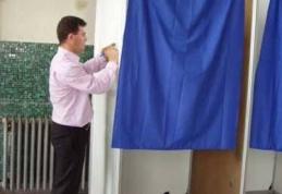  Fără draperii la cabinele de vot