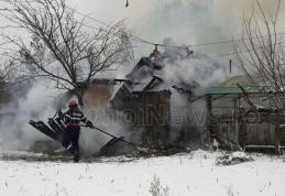 Gospodărie cuprinsă de flăcări din cauza unui jar din sobă - FOTO