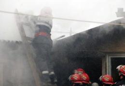 Două femei au ajuns la spital după ce locuinţele s-au aprins de la jarul căzut din sobă