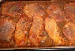 Friptură de porc cu sos de vin roșu