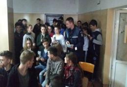 Activităţi de prevenire a consumului de droguri la două licee din Dorohoi