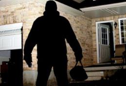 Tineri surprinşi în flagrant, în timp ce încercau să sustragă bunuri dintr-o casă nelocuită