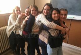 La CN „Grigore Ghica” pace = bucurie, prietenie, muzică, zâmbete şi îmbraţişări, multe îmbrăţişări...  - FOTO