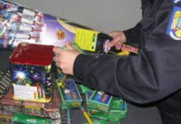 Poliţiştii pornesc „vânătoarea” comercianţilor ilegali de petarde şi artificii