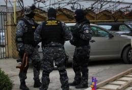 Percheziţii cu mascații la doi suspecţi care au tâlhărit un bătrân