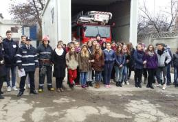Elevi ajutaţi de pompierii botoșăneni să-şi decidă viitorul