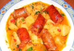 Mâncare de cartofi cu cârnați