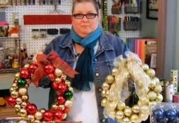 Cum să faci o coroniță de Crăciun dintr-un umeraș VIDEO | FOTO