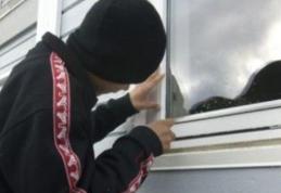 Cinci minori au spart un magazin mixt iar bunurile furate le-au depozitat în sediul școlii