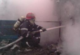 Locuinţă aprinsă de un jar căzut din sobă