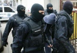 Percheziții la domiciliul unor tineri bănuiţi de tâlhărie