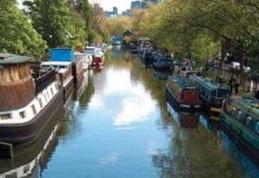 Tinerii din Londra fug de chiriile uriașe și ajung să trăiască în locuințe plutitoare