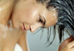 Ce se întâmplă dacă îți masezi părul cu sare de mare?