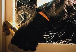 Tineri bănuiţi de comiterea unui furt din locuință cercetați pentru furt calificat