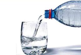 Apă minerală sau plată: care este cea mai sănătoasă