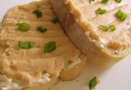 Tartine cu brânză și cremă de fasole