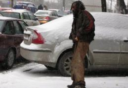 Oamenii stăzii, protejaţi de frigul de afară. Două persoane din Dorohoi transportate la un centru social