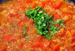 Piept de curcan cu sos de roșii