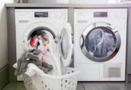 Ce se întâmplă dacă pui o aspirină în maşina de spălat. Trucul, genial!