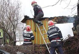 Locuinţă salvată de pompieri. Un bătrân de 70 de ani, la un pas să rămână fără acoperiş deasupra capului!