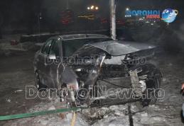 Mașină distrusă și stâlpi de iluminat puternic avariați! Accident produs pe Bulevardul Victoriei din Dorohoi - FOTO