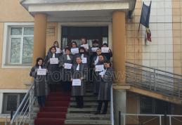 Grevă în instanțe: Grefierii din Dorohoi continuă protestul