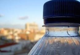 Motivul alarmant pentru care nu ar trebui să refolosești sticlele din plastic