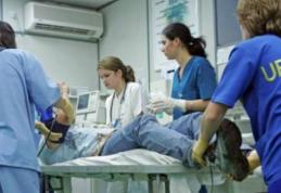 Angajatul unei societăți din Botoșani a ajuns la spital după ce a căzut într-o gaură de canal