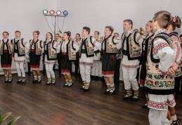 Şezătorile iernii la Havârna - Copiii şi tinerii din Havârna învăță jocul popular tradiţional