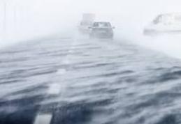 Vremea ne joacă feste. Nu a mai nins de două zile dar un drum din județ a fost închis din cauza viscolului!