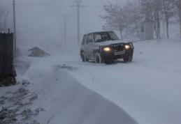 Câteva drumuri judeţene închise circulaţiei pe anumite sectoare. Drumarii intervin cu autofrezele!