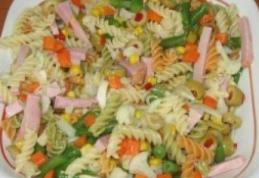 Salată de paste colorate