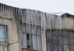 Mare atenție unde vă parcați mașina! Creșterea temperaturilor face ca zăpada și țurțurii de pe clădiri să cadă!