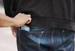 Adolescent tâlhărit ziua în amiaza mare de doi bărbați din Botoșani